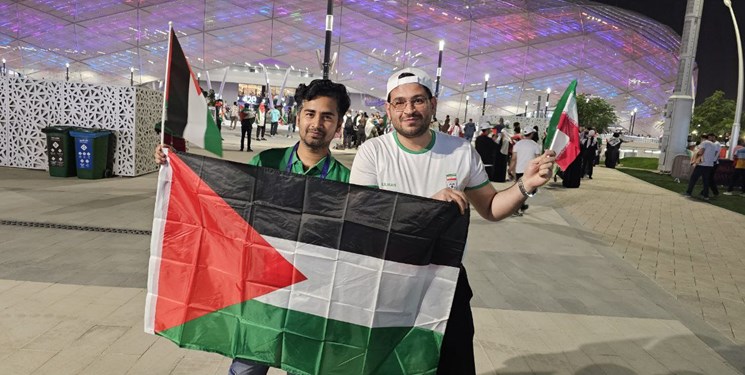 حاشیه بازی ایران و فلسطین| اتحاد هواداران ۲ تیم و حرکت خاص قلعه‌نویی نسبت به تماشاگران