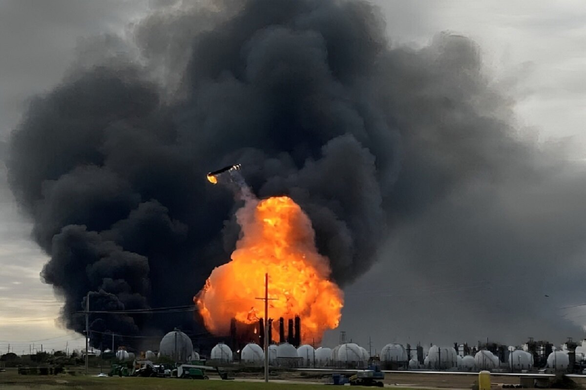 ببینید | آتشسوزی گسترده در بزرگترین پالایشگاه نفت اکوادور ببینید | آتشسوزی گسترده در بزرگترین پالایشگاه نفت اکوادور