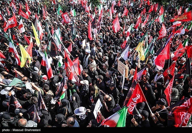 تصاویری از بدرقه رهبر شهید انقلاب و خانواده ایشان در میان مردم تصاویری از بدرقه رهبر شهید انقلاب و خانواده ایشان در میان مردم