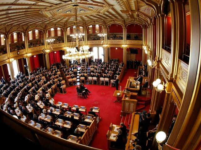 ببینید | پارلمان نروژ تشویق مشهور وایکینگی را برای حمایت از تیم ملیشان اجرا کرد ببینید | پارلمان نروژ تشویق مشهور وایکینگی را برای حمایت از تیم ملیشان اجرا کرد